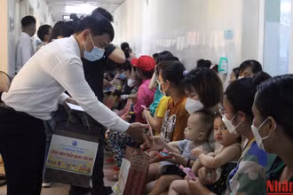 Tặng quà cho trẻ đang điều trị tại bệnh viện