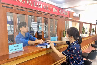 Đoàn viên, thanh niên tình nguyện hỗ trợ người dân xã Dương Xá chuyển đổi số trong giải quyết thủ tục hành chính.