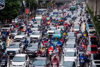 [Ảnh] Hà Nội: Nhiều tuyến phố ùn tắc trong ngày mưa rét đầu tuần