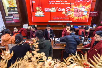 [Ảnh] Người dân háo hức mua vàng mong rước lộc đầu năm