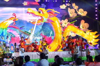 Chiếc đèn mang biểu trưng "Con rồng cháu tiên" được tổ 1, phường Tân Quang diễu qua Quảng trường Nguyễn Tất Thành.