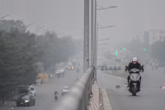 [Ảnh] Thành phố Hà Nội mù sương do ô nhiễm không khí ngày cuối năm