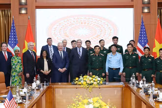 Đại tướng Phan Văn Giang và Thượng Nghị sĩ Jeff Merkley chụp ảnh cùng các đại biểu. 