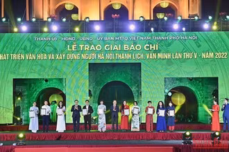 Ban tổ chức trao giải C cho các tác giả, nhóm tác giả đoạt giải. (Ảnh DUY LINH)