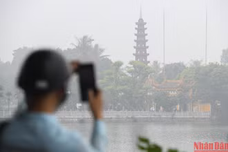 Sương mù bao trùm Hà Nội, mức độ ô nhiễm không khí cao