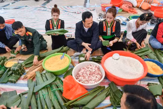 Đồng chí Lê Khánh Hòa, Bí thư Huyện ủy Nậm Pồ (Điện Biên) trực tiếp gói bánh chưng cùng mọi người trong chương trình ý nghĩa.