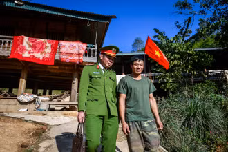 Đại úy Vàng Văn Thể xuống bản làm công tác dân vận.