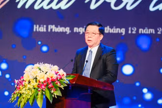 Đồng chí Nguyễn Trọng Nghĩa, Bí thư Trung ương Đảng, Trưởng Ban Tuyên giáo Trung ương phát biểu tại lễ phát động sáng tác các tác phẩm văn học nghệ thuật “Sống mãi với thời gian”.