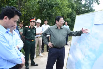 Thủ tướng Phạm Minh Chính đi khảo sát về quy hoạch phát triển các dự án điện gió trên địa bàn tỉnh Kon Tum tại xã Tân Lập, huyện Kon Rẫy. 