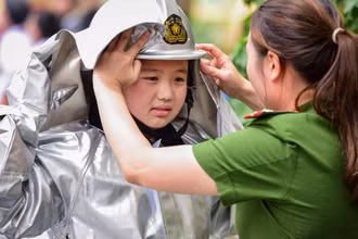 Một ngày làm lính cứu hỏa của trẻ em Hà Nội.