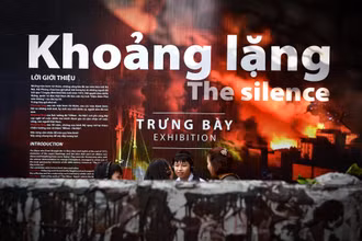 [Ảnh] Người dân Thủ đô và du khách xúc động xem trưng bày "Khoảng lặng"