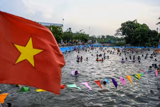 [Ảnh] Biến ao làng thành bể bơi miễn phí cho trẻ