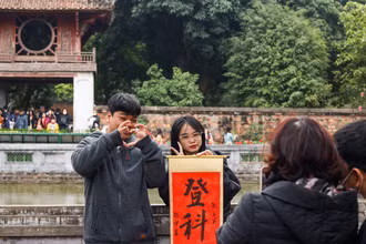 [Ảnh] Người dân Hà Nội rộn ràng đi xin chữ ngày mùng ba Tết
