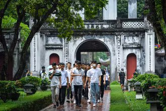 [Ảnh] Sĩ tử đến Văn Miếu cầu may trước kỳ thi tốt nghiệp THPT