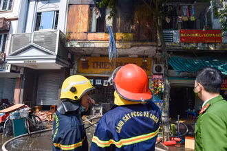 [Ảnh] Kịp thời dập tắt đám cháy tại số nhà 240 Hàng Bông, Hà Nội