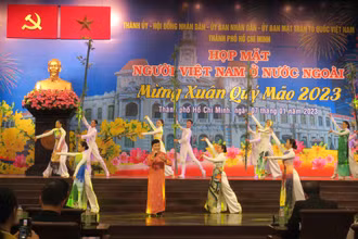 Một tiết mục văn nghệ chào mừng tại buổi họp mặt.