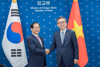 Bộ trưởng Ngoại giao Bùi Thanh Sơn hội đàm với Bộ trưởng Ngoại giao Hàn Quốc Cho Tae-yeol