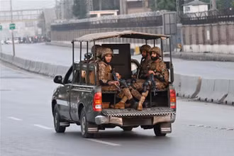 Lực lượng an ninh tuần tra trên tuyến đường dẫn tới căn cứ không quân Nur Khan ở Rawalpindi, Pakistan, sau vụ tấn công bằng tên lửa của Ấn Độ, ngày 10/5/2025. Ảnh: THX/TTXVN