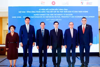 Đồng chí Phan Văn Mãi (thứ ba từ trái qua) đón tiếp ông Lý Gia Siêu và các thành viên trong đoàn