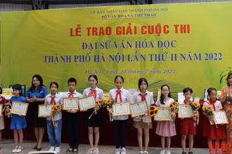 Ban Tổ chức trao giải cho các em học sinh đoạt giải cao tại cuộc thi.