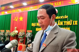 Ông Lê Mai Toản khi còn là Phó Bí thư Thường trực Huyện ủy Đắk R’Lấp, phát biểu tại Đại hội đảng bộ huyện Đắk R’Lấp nhiệm kỳ 2020-2025.