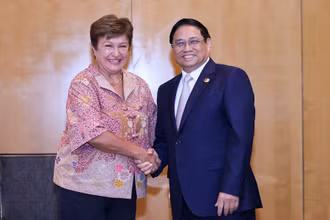 Thủ tướng Phạm Minh Chính và Giám đốc điều hành Quỹ Tiền tệ Quốc tế (IMF) Kristalina Georgieva tại Hội nghị Cấp cao ASEAN lần thứ 43. (Ảnh: Nhật Bắc)