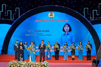 Trao Giải thưởng Nguyễn Văn Linh tặng 10 cán bộ công đoàn tiêu biểu.