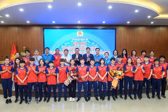 [Ảnh] Công đoàn Viên chức Việt Nam gặp mặt đội tuyển nữ Việt Nam và VĐV Nguyễn Thị Oanh