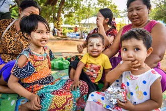 [Ảnh] Những nụ cười trẻ thơ - niềm hy vọng sau thảm họa động đất tại Myanmar