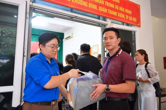 [Ảnh] Những "tấm lòng vàng" ủng hộ các nạn nhân vụ cháy chung cư mini Khương Hạ