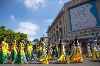[Ảnh] Rực rỡ sắc màu Carnaval Thu Hà Nội trên Phố đi bộ Hồ Hoàn Kiếm