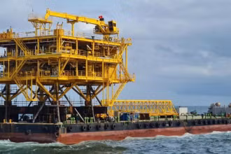 Khối thượng tầng giàn BK-23 được lai dắt đi lắp đặt biển. (Ảnh: Vietsovpetro)