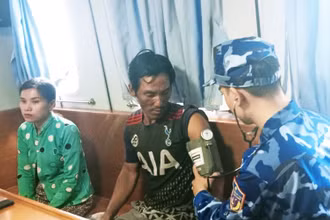 Kiểm tra sức khỏe cho ngư dân.