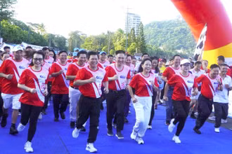 Đại diện lãnh đạo tỉnh và lãnh đạo các sở, ngành, địa phương, doanh nghiệp, nhà tài trợ tham dự Giải việt dã Báo Bà Rịa-Vũng Tàu lần thứ 25.