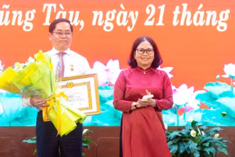 Bí thư Tỉnh ủy Phạm Viết Thanh nhận Huy hiệu 40 năm tuổi Đảng.