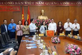 Đồng chí Trương Thị Mai, Ủy viên Bộ Chính trị, Thường trực Ban Bí thư, Trưởng Ban Tổ chức Trung ương làm việc và tặng quà Tết cho Tỉnh ủy Bà Rịa-Vũng Tàu.
