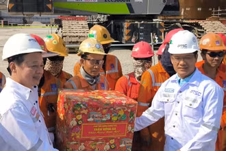 Phó Thủ tướng Trần Hồng Hà tặng quà Tết cho công nhân, người lao động tại PTSC.