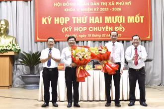 Ông Nguyễn Tấn Cường (thứ 2 từ trái qua) được bầu giữ chức vụ Chủ tịch Ủy ban nhân dân thị xã Phú Mỹ.