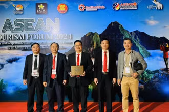 Ông Hoàng Vũ Thảnh (đứng giữa), Chủ tịch Ủy ban nhân dân thành phố Vũng Tàu nhận giải tại thủ đô Vientiane, Lào.