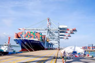 Tàu container lớn nhất thế giới cập cảng Cái Mép, thị xã Phú Mỹ, tỉnh Bà Rịa-Vũng Tàu.