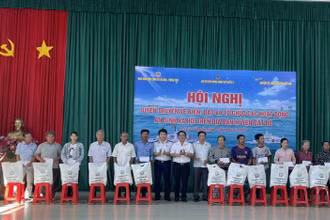 Bộ Tư lệnh Vùng Cảnh sát biển 3, Ban Dân vận Tỉnh ủy Bà Rịa-Vũng Tàu, Huyện ủy Đất Đỏ trao quà cho gia đình chính sách, ngư dân có hoàn cảnh khó khăn. 