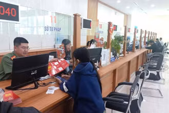 Cán bộ Công an tỉnh hướng dẫn thủ tục đề nghị cấp phiếu lý lịch tư pháp qua ứng dụng VNeID cho công dân.