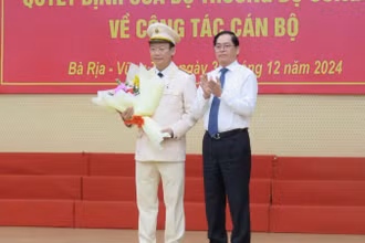 Đồng chí Phạm Viết Thanh, Bí thư Tỉnh ủy tặng hoa chúc mừng Đại tá Vũ Như Hà nhận nhiệm vụ Giám đốc Công an tỉnh Bà Rịa-Vũng Tàu.