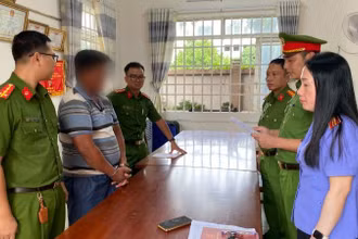 Cơ quan chức năng tống đạt quyết định khởi tố bị can, lệnh bắt bị can để tạm giam đối tượng Dương Thanh Tùng.