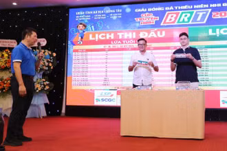 Thủ môn đội tuyển Quốc gia Đặng Văn Lâm, cựu danh thủ Lê Huỳnh Đức, bình luận viên Vũ Quang Huy tham dự lễ bốc thăm chia bảng.