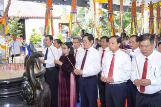 Tập thể Ban lãnh đạo Tỉnh ủy Bà Rịa-Vũng Tàu thắp hương tưởng niệm các anh hùng liệt sĩ, chiến sĩ cách mạng và đồng bào cả nước đã hy sinh tại Côn Đảo.
