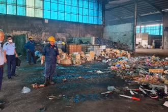 Cục Quản lý thị trường tỉnh Bà Rịa-Vũng Tàu tiến hành tiêu hủy lượng hàng hóa là tang vật vi phạm hành chính bị tịch thu.