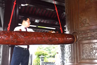 Bí thư Tỉnh ủy Phạm Viết Thanh nguyện chuông kính cáo và dâng hương khai lễ.