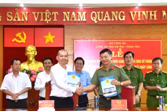 Đại tá Vũ Như Hà, Giám đốc Công an tỉnh và ông Dư Kim Thăng, Giám đốc Cảng hàng không Côn Đảo ký kết biên bản bàn giao nhiệm vụ bảo đảm an ninh hàng không tại sân bay Côn Đảo.