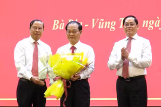 Đồng chí Mai Ngọc Thuận, Ủy viên Ban Thường vụ, Phó Chủ tịch Hội đồng nhân dân tỉnh nhận quyết định thôi tham gia công tác, chờ giải quyết chế độ nghỉ hưu theo quy định.